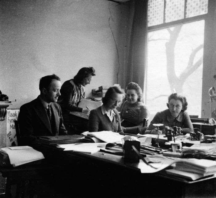 Ana Frank | Otto pone manos a la obra